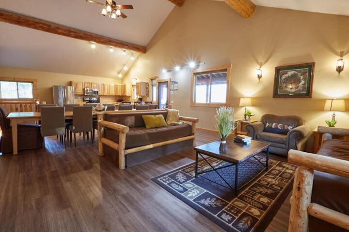 Paddle Ridge Villa West Glacier Bagian luar foto