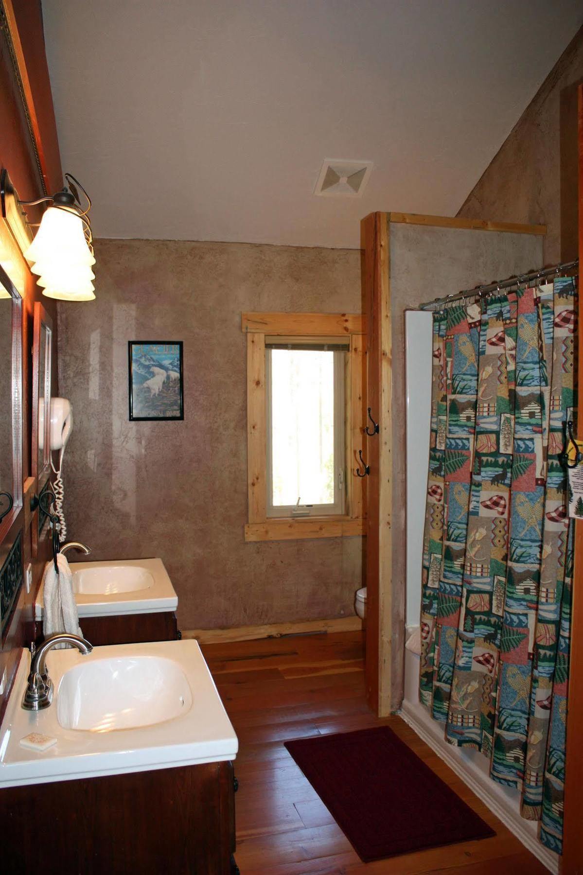Paddle Ridge Villa West Glacier Bagian luar foto