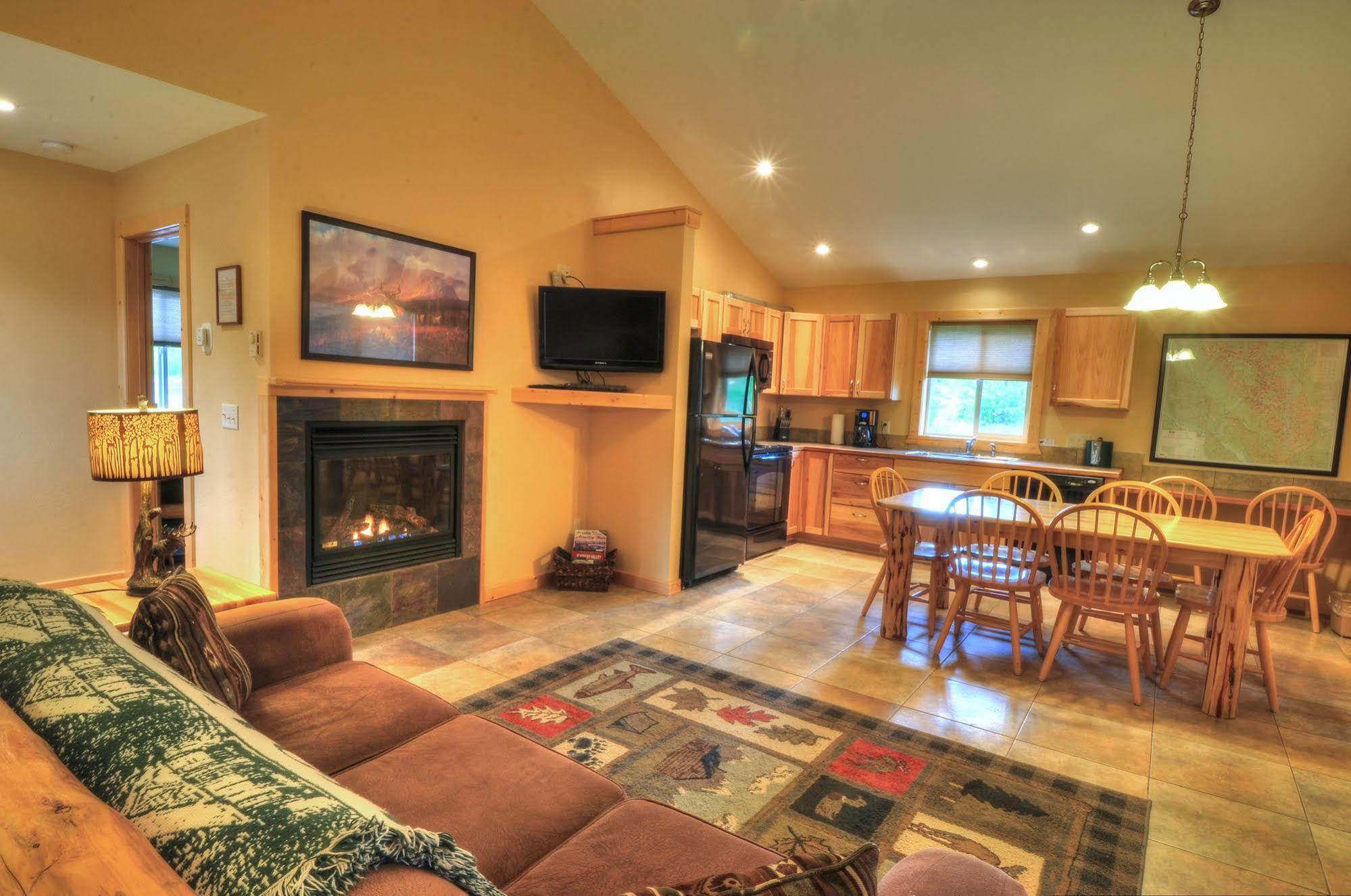 Paddle Ridge Villa West Glacier Bagian luar foto