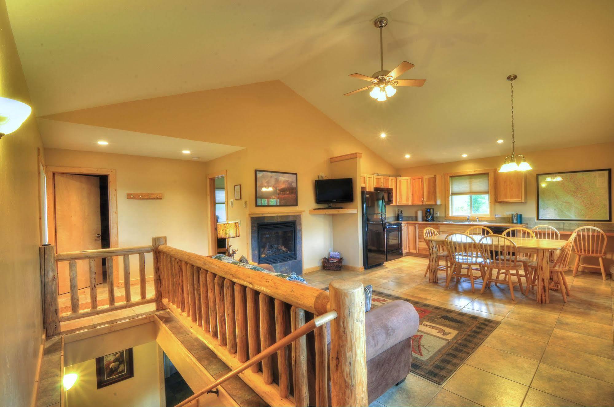 Paddle Ridge Villa West Glacier Bagian luar foto