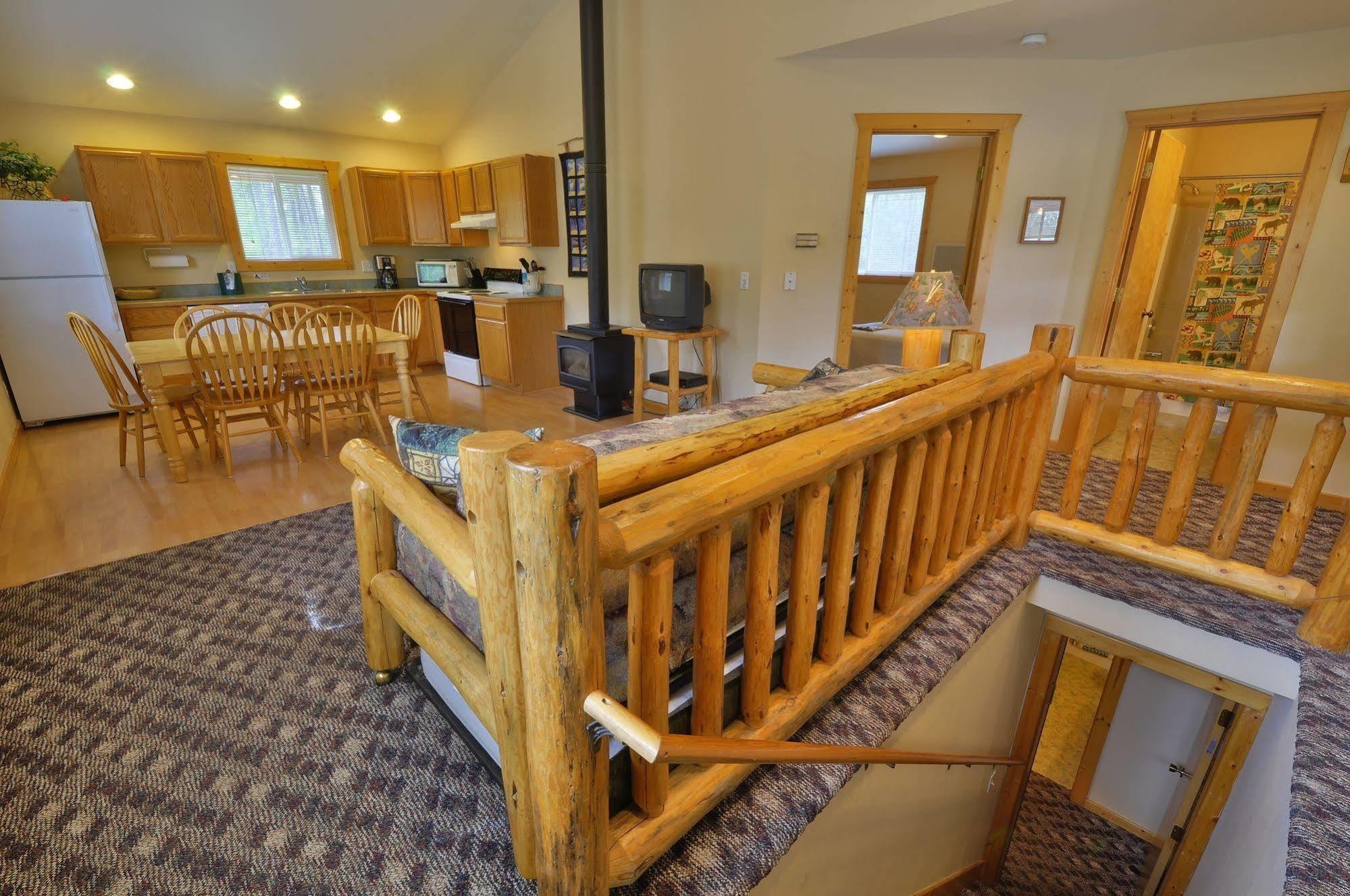 Paddle Ridge Villa West Glacier Bagian luar foto