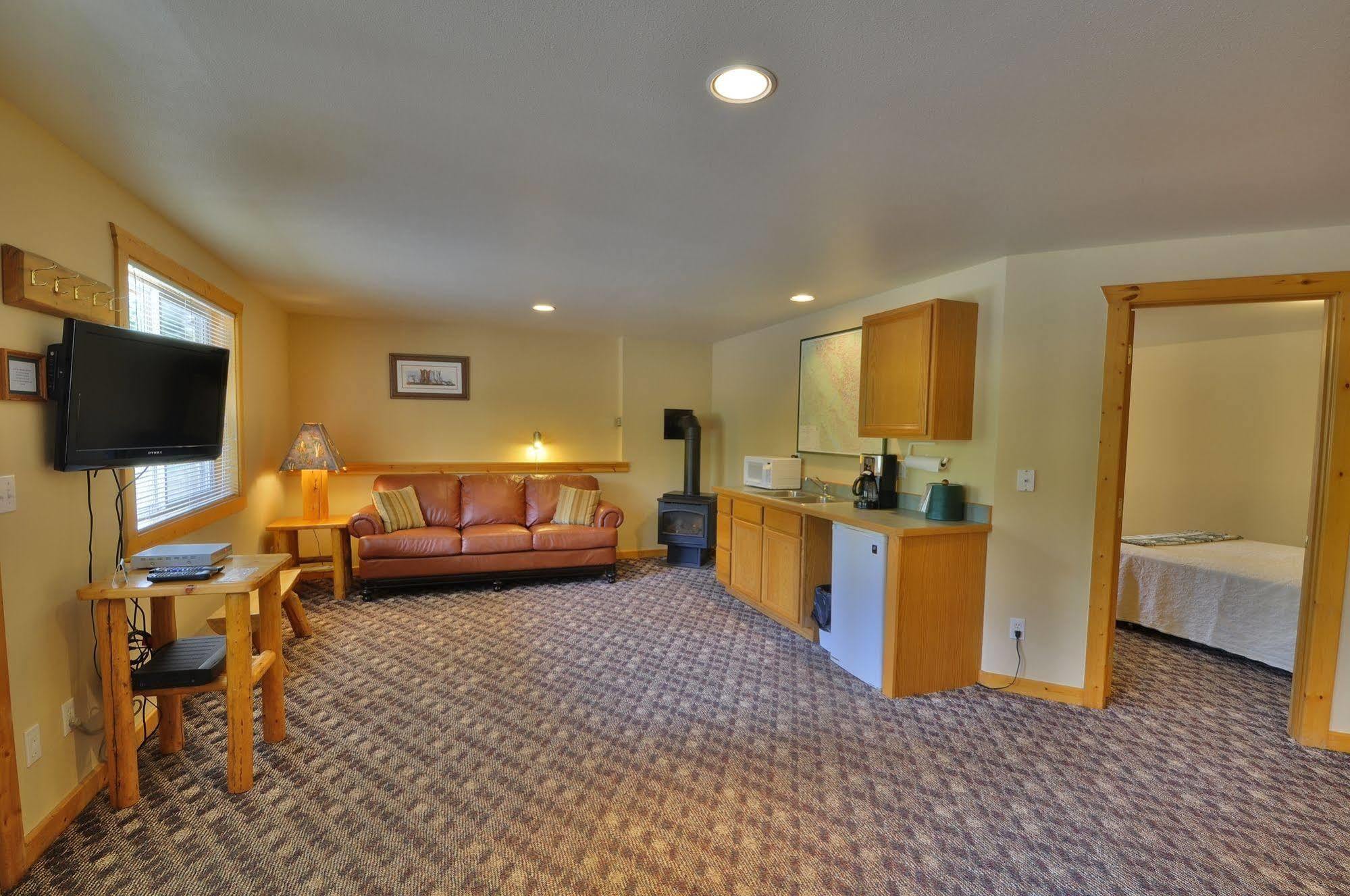 Paddle Ridge Villa West Glacier Bagian luar foto