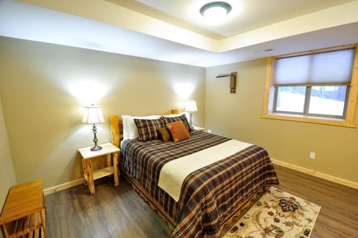Paddle Ridge Villa West Glacier Bagian luar foto